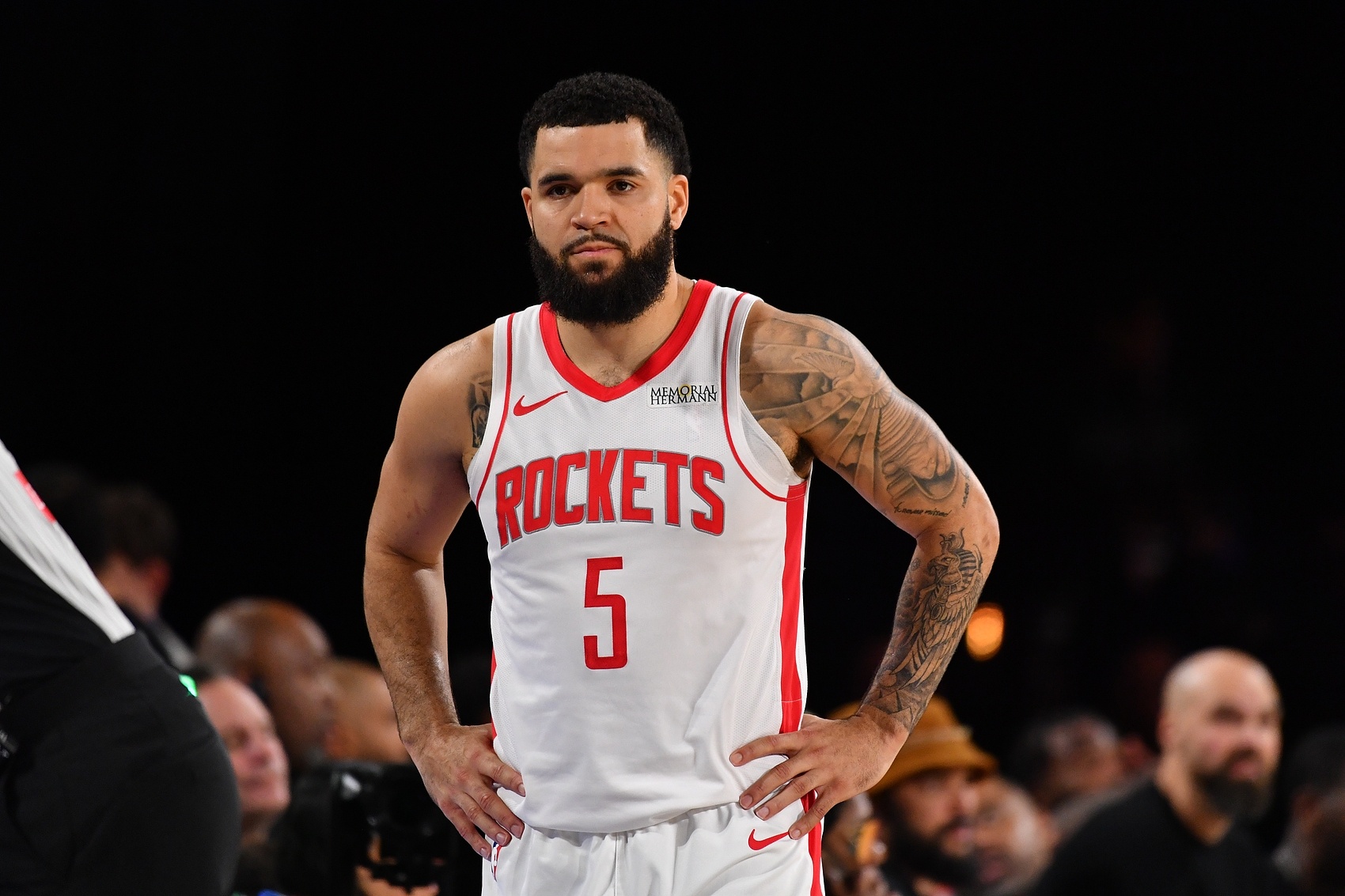 包含开拓者主教练研究对手战术，期望球队在下场比赛中占据优势的词条