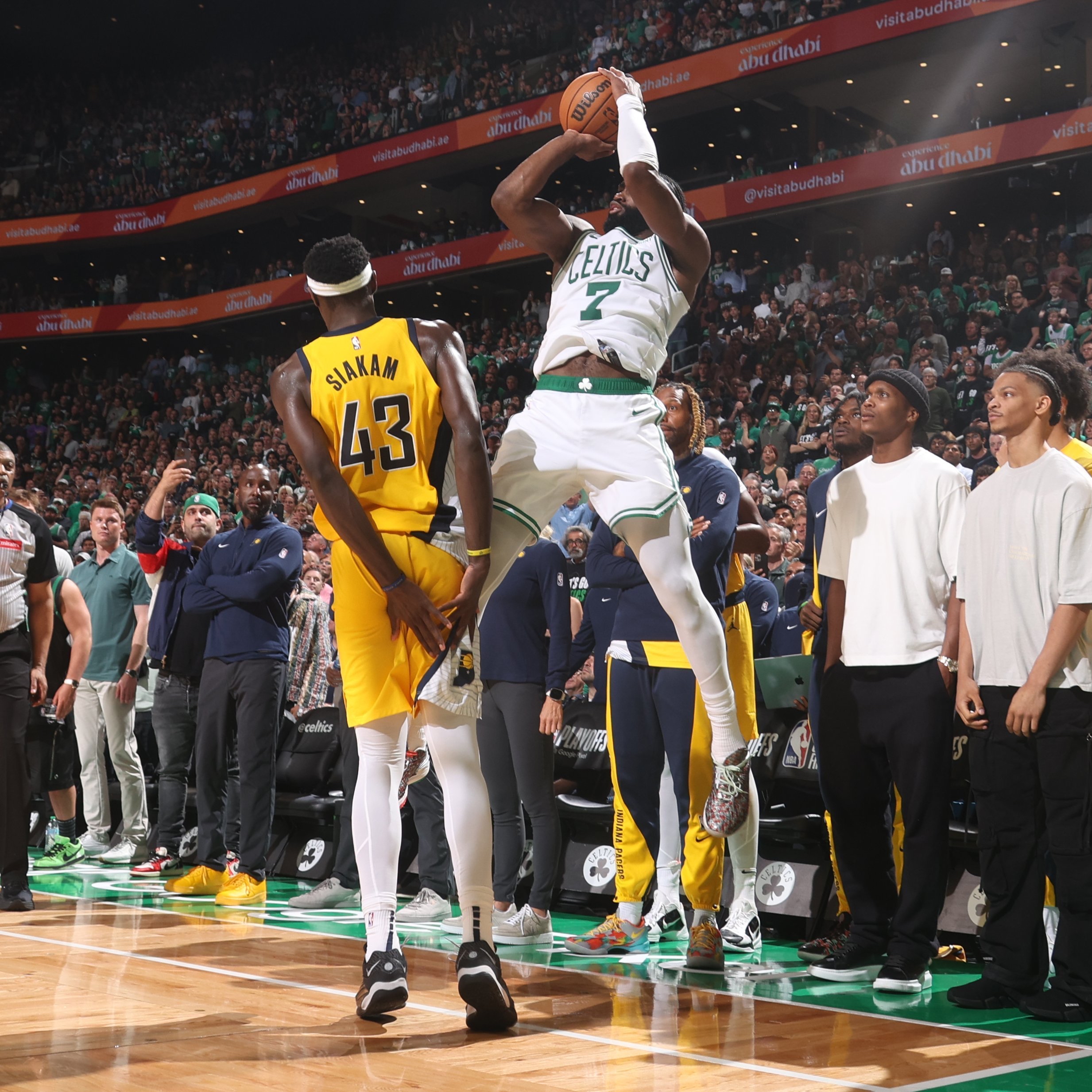 ac米兰-步行者鏖战日本男篮，波尔津吉斯惊艳世界的简单介绍